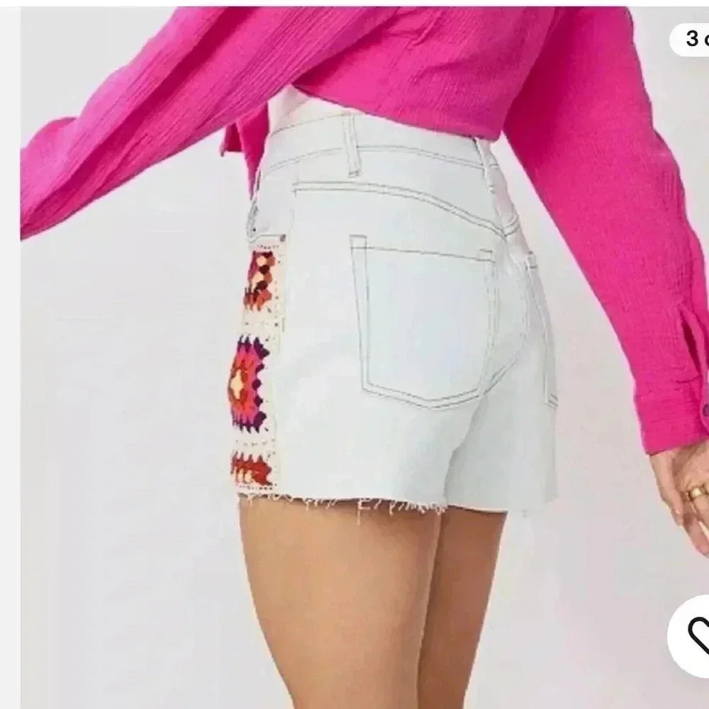 SO Women's Boho Granny Crochet Panel Button Fly Light Wash Denim Shorts - Picture 2 of 10